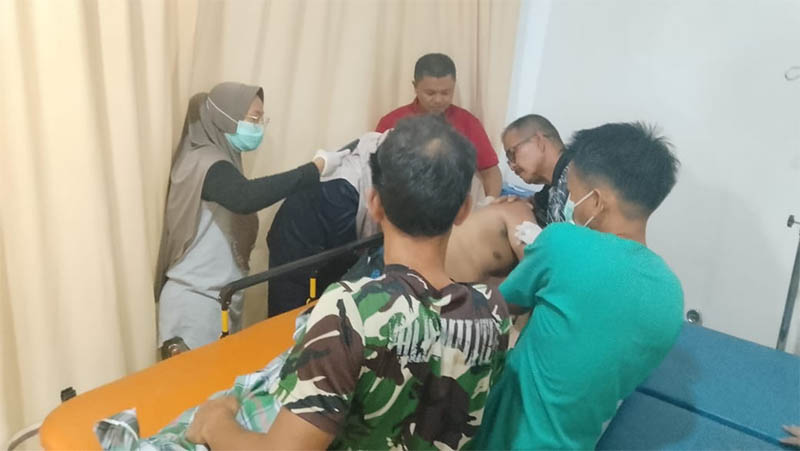 Warga Desa Lubuk Ambacang Kecamatan Hulu Kuantan yang ditemukan meninggal diperiksa di Puskesmas, Selasa (12/8/2025).