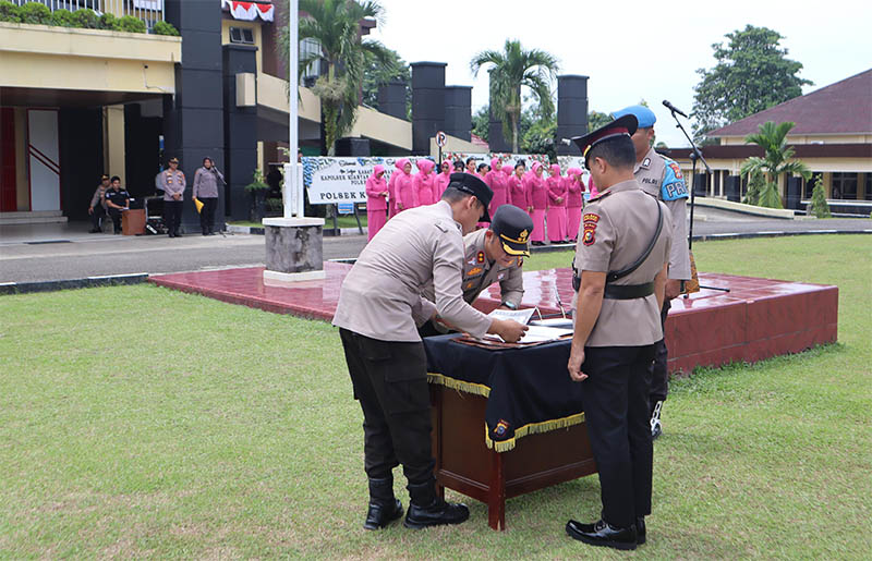 Kapolres Kuansing AKBP Raden Ricky Pratidiningrat SIK MH melakukan sertijab perwira yang pindah tugas, Rabu (13/8/2025) di Mapolres Kuansing