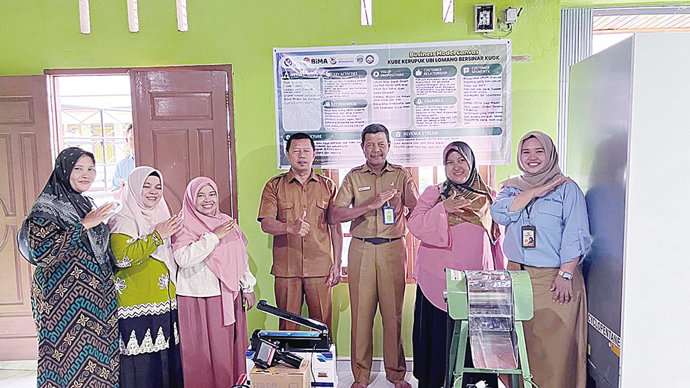Tim Pengabdian Unri foto bersama unsur pimpinan kecamatan, KUBE Kerupuk Ubi Lomang Bersinar Kuok usai penyerahan bantuan, Senin (11/8/2025).
