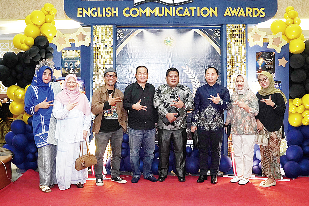 Perwakilan Rektor Umri Dr Jupendri SSos MIKom (empat kiri), Dekan Fakultas Ilmu Komunikasi Umri Jayus SSos MIKom (empat kanan), Dwi Tya Ramadhana selaku CDO Pertamina Patra Niaga (tiga kanan).