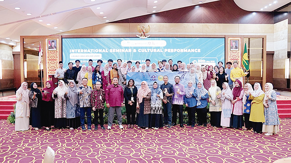 Dekan FEB Umri Mizan Asnawi SE MEc Dev (delapan kiri), civitas akademika dan undangan lainnya saat kegiatan International Seminar & Cultural Performance di Pekanbaru, baru-baru ini.