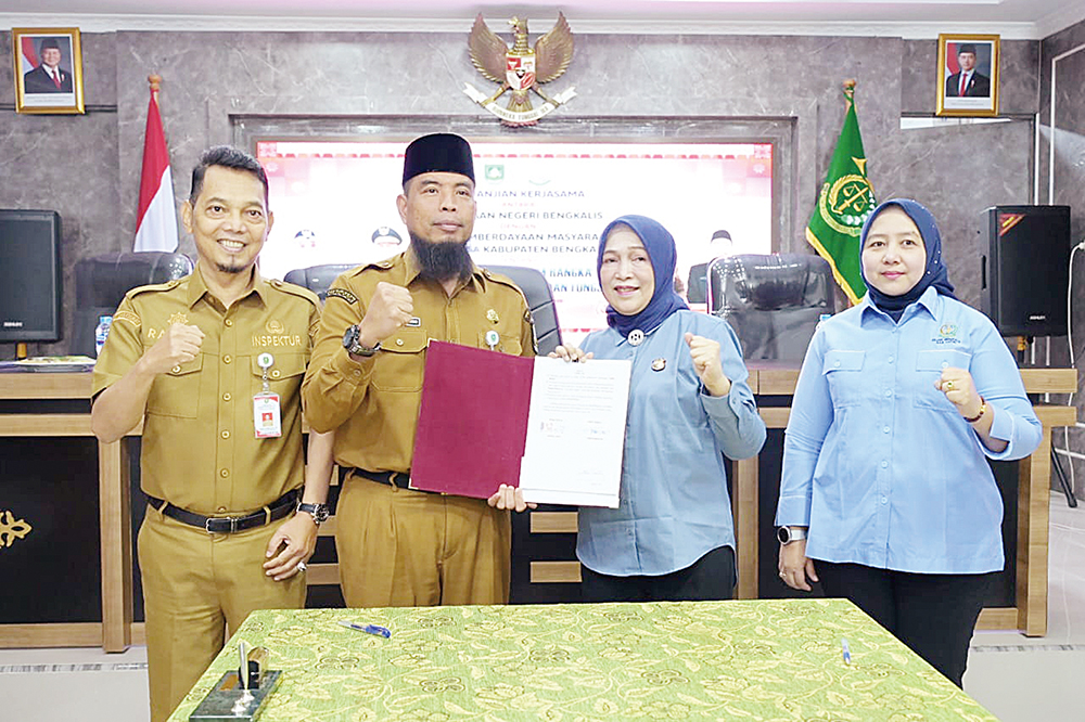 Kepala Dinas PMD Bengkalis Andris Wasono dan Kajari Bengkalis Nadda Lubis melakukan Perjanjian Kerja Sama (PKS) di Ruang Rapat Kejari Bengkalis, Selasa (12/8/2025).