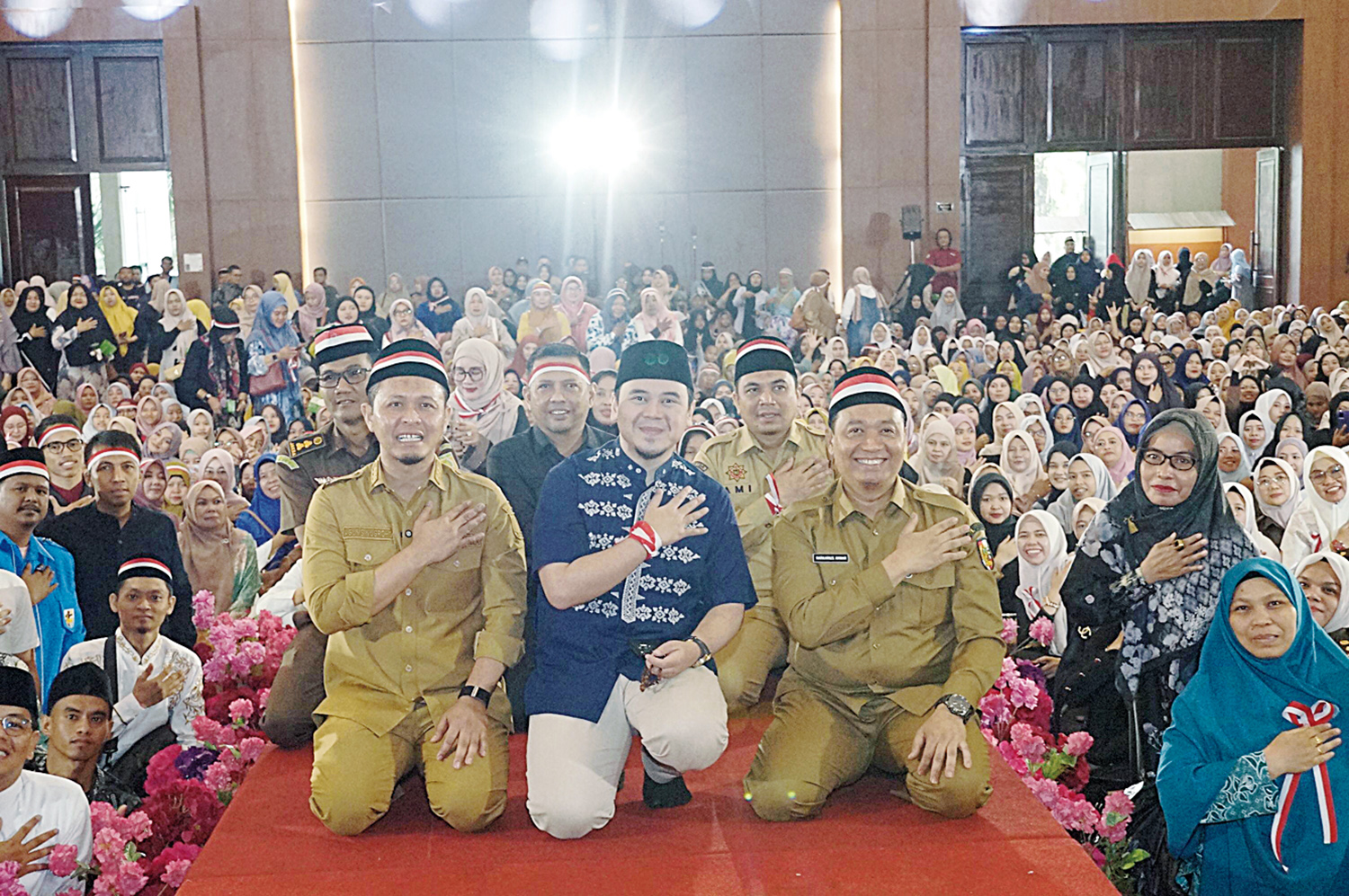 Wako Pekanbaru Agung Nugroho, Wawako Pekanbaru Markarius Anwar dan Ustaz&nbsp;Hilman Fauzi berfoto di tengah masyarakat yang menghadiri tausiyah.
