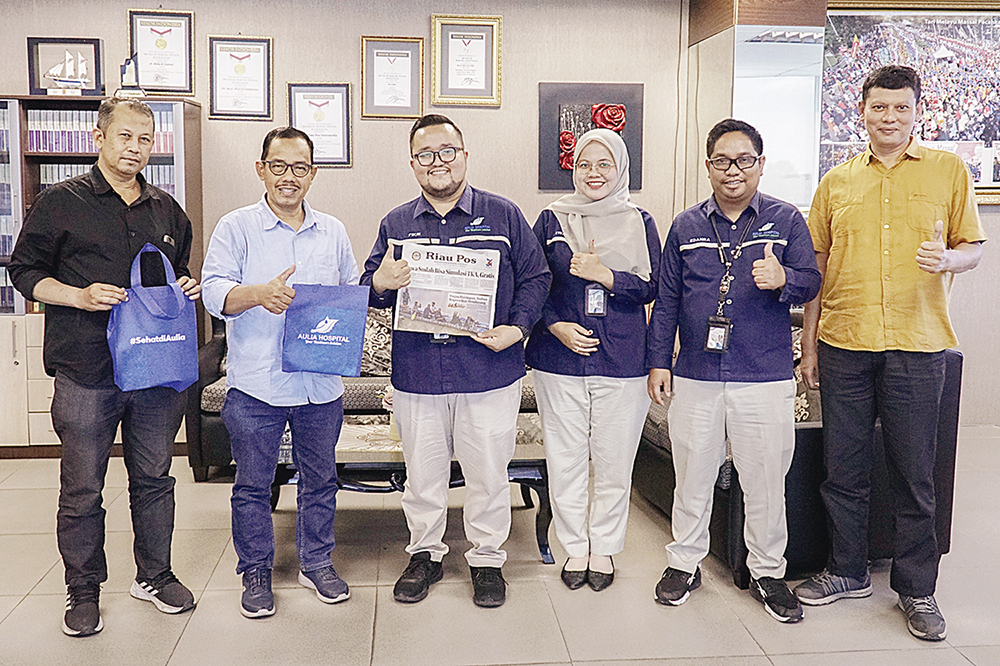 Penanggungjawab Iklan Riau Pos Tengku Rasmin (kiri), Direktur Riau Pos Asmawi Ibrahim (dua kiri), Head of Strategy Bisnis PT PADM/Aulia Hospital &nbsp;Mohd Fikri Sulthoni (tiga kiri), Marketing Asuransi Perusahaan Aulia Hospital Uswatun Hasanah (tiga kana