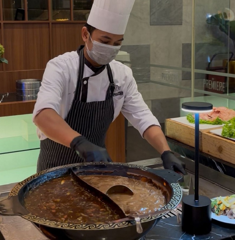 Aksi live cooking chef menambah kesan saat menikmati makan malam spesial di program Premiere Night Valley The Premiere Hotel Pekanbaru.