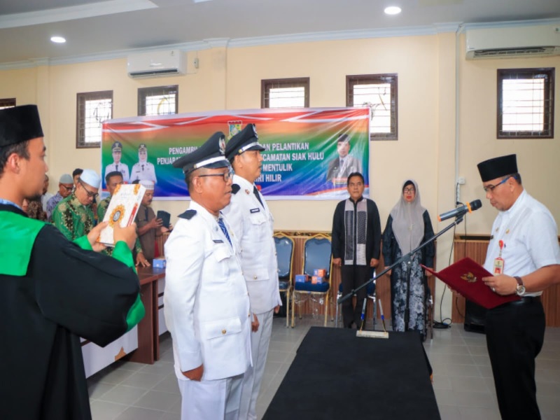 Kepala Dinas PMD Kabupaten Kampar Lukmansyah Badoe melantik dua Pj kepala desa di lingkungan Pemerintah Kabupaten Kampar, Rabu (13/8/2025).