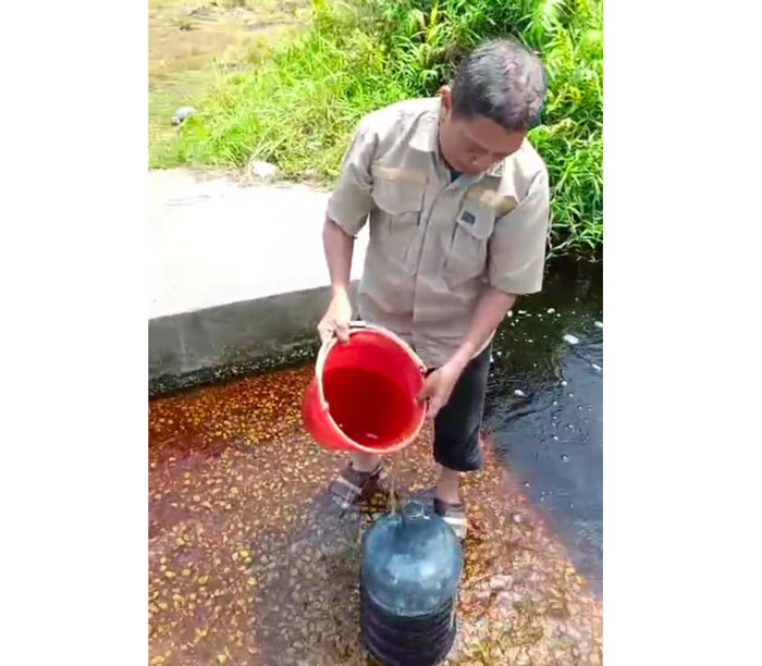 Pelanggan PDAM Tirta Terubuk terpaksa mengambil air parit untuk kebutuhan mandi dan mencuci, Rabu (13/8/2025).