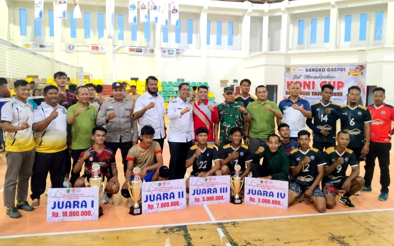 Wabup Rohil Jhony Charles bersama Ketum KONI Riwansyah, Ketum PBVSI Zahrul Saufi dan sejumlah pengurus, serta manager, pemain usai penyerahan hadiah pemenang Voli KONI Rohil CUP 2025 di Bagansiapiapi,