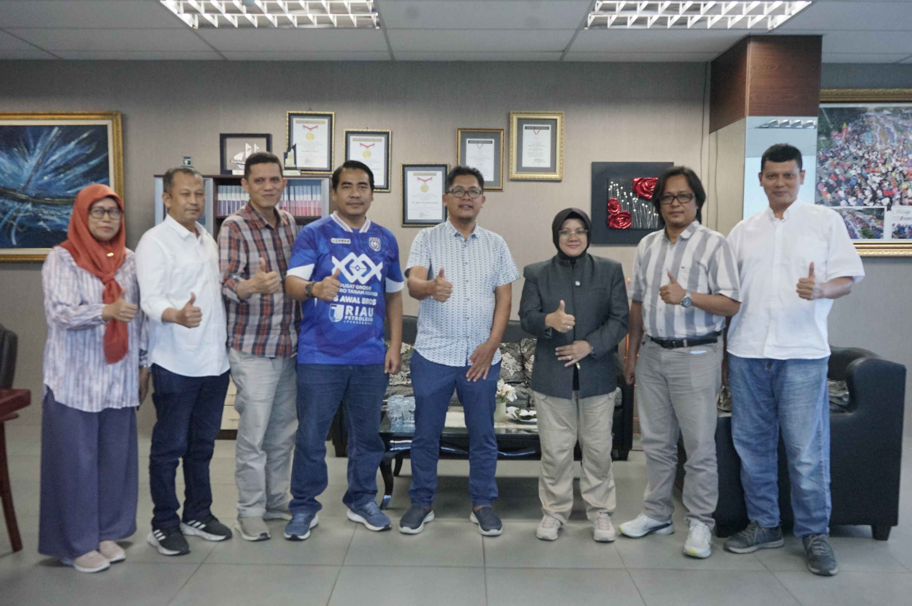 Foto Bersama : Bupati Siak Afni Zulkifli (tiga kanan) foto bersama CEO Riau Pos Group Ahmad Dardiri (empat kanan), Direktur / Pemimpin Redaksi Riau Pos Firman Agus (dua kanan), Manajer Pemasaran Riau Pos Abdul Kadir Bey (kanan),  Manajer Umum Riau Pos Las
