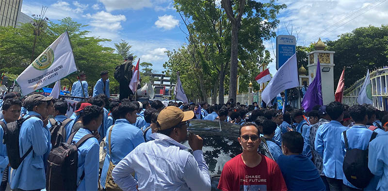 Mahasiswa dari Badan Eksekutif Mahasiswa (BEM) Universitas Riau (Unri), melakukan aksi demonstrasi di Kantor Gubernur Riau, Kamis (14/8/2025).