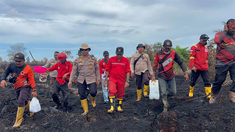 Tim gabungan menyisir lahan yang terbakar di Rupat, baru-baru ini.