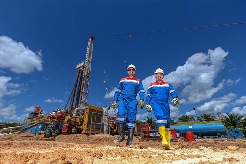 Perwira pertamina sedang melakukan aktivitas pekerjaan di lapangan Duri