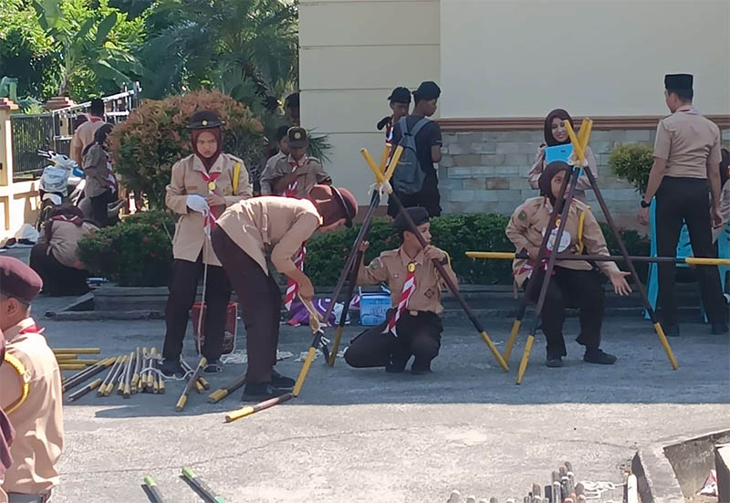 Berbagai perlombaan digelar dalam meriahkan Hari Pramuka ke-64 di Halaman Kantor Camat Bengkalis, Kamis (14/8/2025).