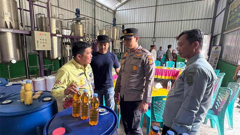 Staffsus Wapres Wan Muhammad Iqbal dan Dirjenbun Romauli Siagian serta rombongan meninjau pabrik mini minyak goreng Tupan Tribakti di Desa Simpang Raya Kecamatan Singingi Hilir, Kamis (14/8/2025).