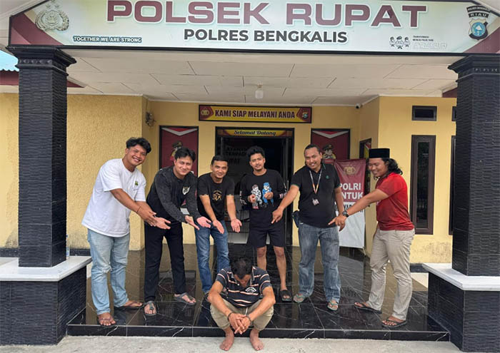 Tersangka TPPO PMI ilegal diamankan di Polsek Rupat untuk proses penyidikan lebih lanjut, Kamis (14/8/2025).