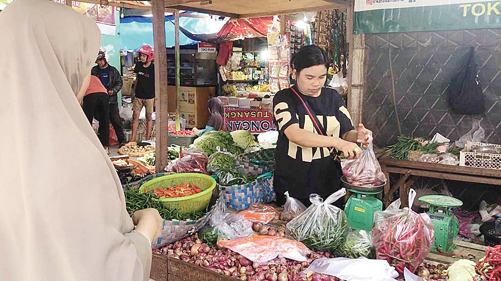 Mahal : Pedagang menyusun cabai yang di Jual di Pasar Cik Puan Pekanbaru, Selasa (12/8/2025). ft : EVAN GUNANZAR/RIAU POS
