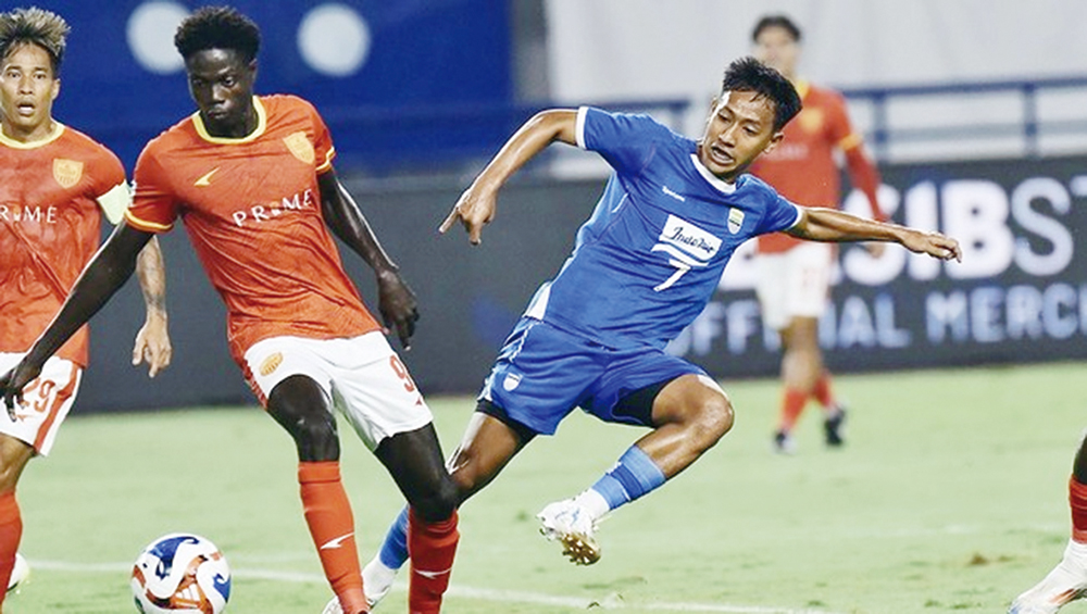 Pemain Persib Beckham Putra Nugraha saat berduel dengan pemain Manila Digger pada pertandingan playoff Liga Champions Asia Two 2025/2026 di Stadion Gelora Bandung Lautan Api (GBLA), Bandung, Rabu (13/
