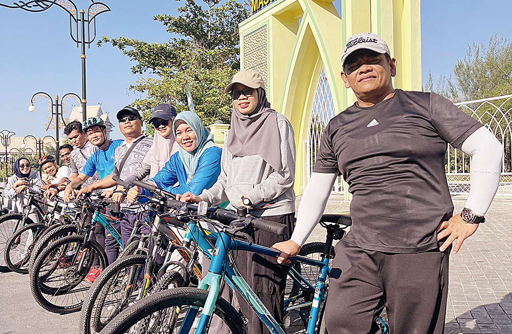Komunitas sepeda Pedal Power PGN foto bersama saat melakukan gowes, baru-baru ini.