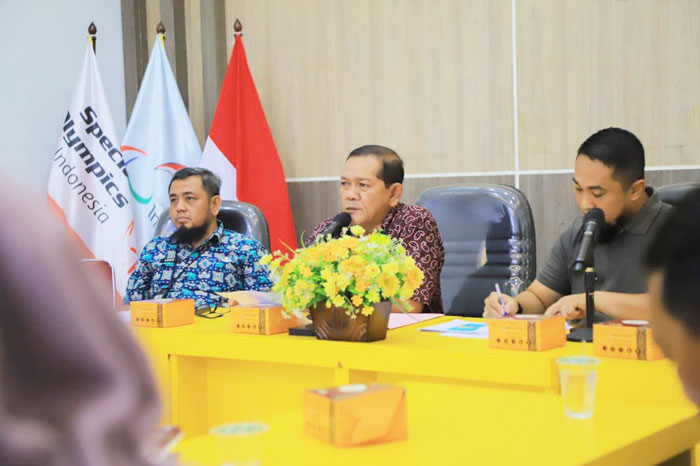 Sekretaris Dispora Riau Nur Hamdi (tengah), Kabid Sarana Prasarana Kemitraan Andre Kurniawan (kiri) dan Ketua Panitia Trofeo Riau Bermarwah Ade Pribadi Hamid (kanan) saat rapat, Kamis (14/8/2025)