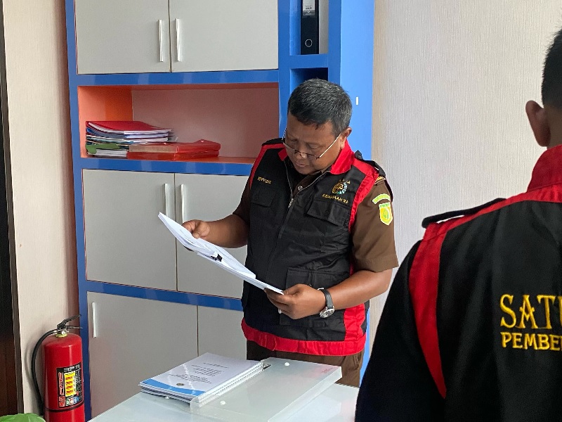 Anggota Satgas Kejati Kaltim memeriksa dokumen di PT Listrik Kaltim.