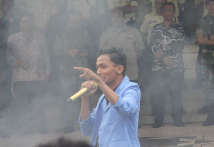 Presiden Mahasiswa (Presma) BEM UIN Suska Asdifli saat memimpin sebuah aksi demo, beberapa waktu lalu.