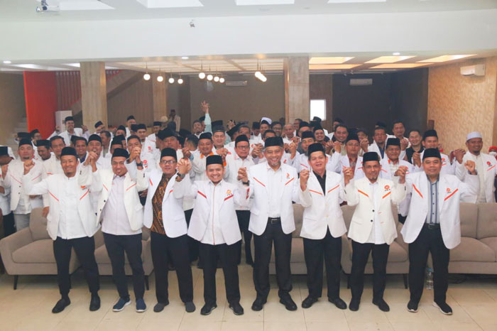 Ketua DPTW PKS Riau Ahmad Tarmizi berfoto bersama pengurus DPWT dan Pengurus DPTD PKS se Provinsi Riau, Kamis (14/8/2025).