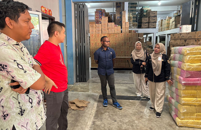 Tim Opsnal Satreskrim Polres Bengkalis mengecek gudang beras di pulau Bengkalis, Kamis (14/8/2025).