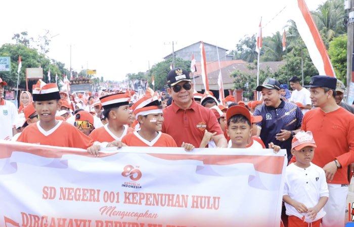 Wabup Rohul H Syafaruddin Poti SH MM bersama pelajar, masyarakat, ASN, perangkat desa mengikuti pawai jalan sehat merah putih dalam merayakan HUT ke-80 RI tingkat Kepenuhan Hulu, Kamis (14/8)