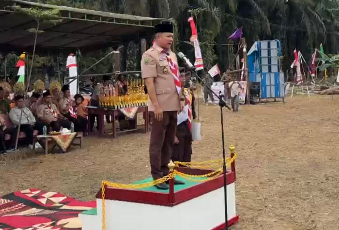 Wabup Pelalawan, Husni Thamrin, memimpin Upacara Peringatan Hari Pramuka ke-64 tingkat Kwartir Cabang Gerakan Pramuka Pelalawan, Kamis (14/8/2025) di Bumi Perkemahan Cikal Beringin, Kerumutan.
