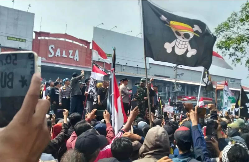 Aksi massa di depan kantor Bupati Pati Sudewo, Rabu (13/8).