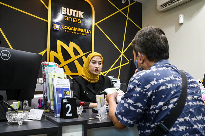 Petugas melayanai warga yang memesan emas Antam di Butik Emas Logam Mulia PT Aneka Tambang (Antam) di kantor pusat Jalan TB Simatupang, Jakarta.