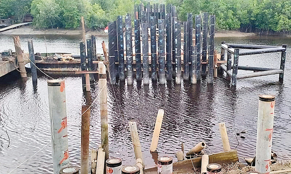Kondisi Jembatan Perawang di Kabupaten Kepualauan Meranti yang  terhenti pembangunannya, Kamis (14/8/2025).