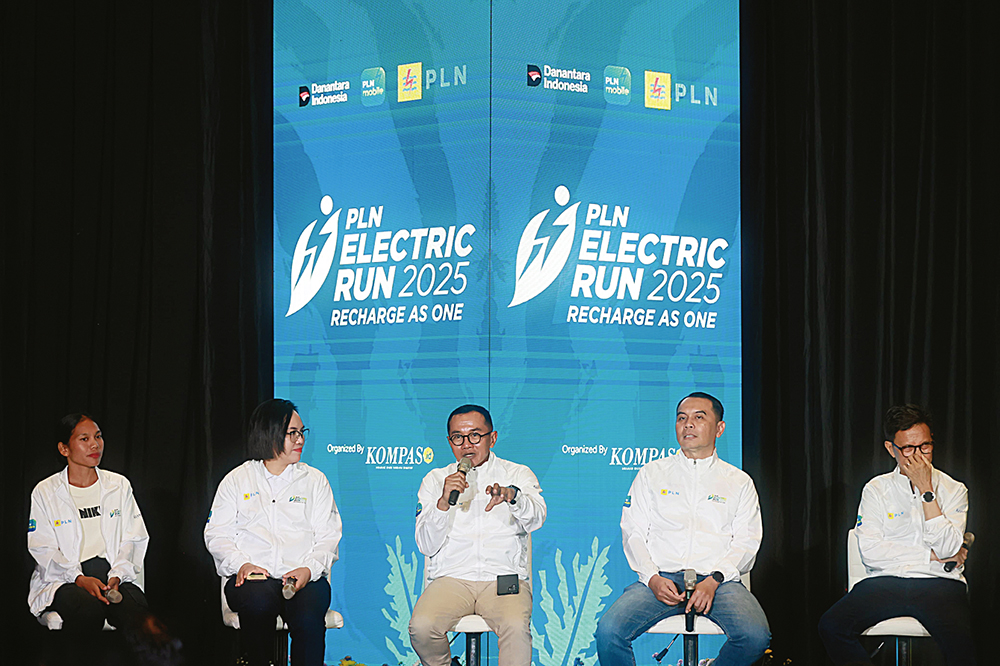 Sekretaris Perusahaan PLN Alois Wisnuhardana (tengah), Direktur Niaga dan Pemasaran PLN Icon Plus Joice Lanny Wantania (kedua kiri), Wakil Pemimpin Redaksi Harian Kompas Adi Prinantyo (kedua kanan),