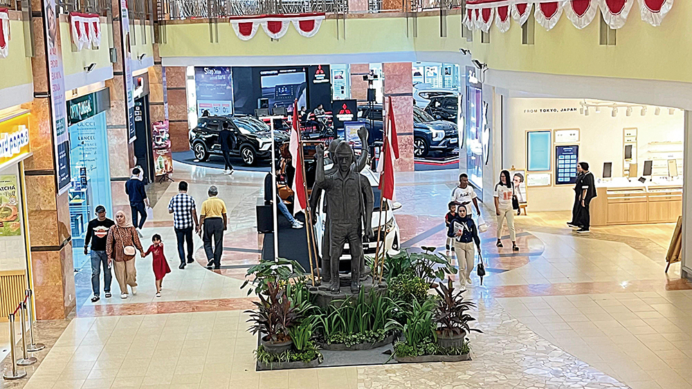 Mal SKA mendekor berbagai sudut dan sisi mal dengan tema dekor khas kemerdekaan untuk menyemarakkan momentum Kemerdekaan Republik Indonesia yang ke-80 tahun.&nbsp;Foto diambil baru-baru ini.
