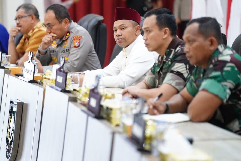 Gubri Abdul Wahid memimpin rapat akhir jelang pelaksanaan Pacu Jalur di Gedung Daerah Riau, Jumat (15/8/2025).