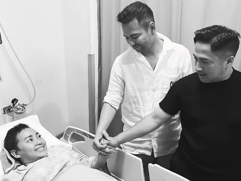 Ilustrasi Mpok Alpa ketika sakit dan dijenguk Raffi Ahmad dan Irfan Hakim.