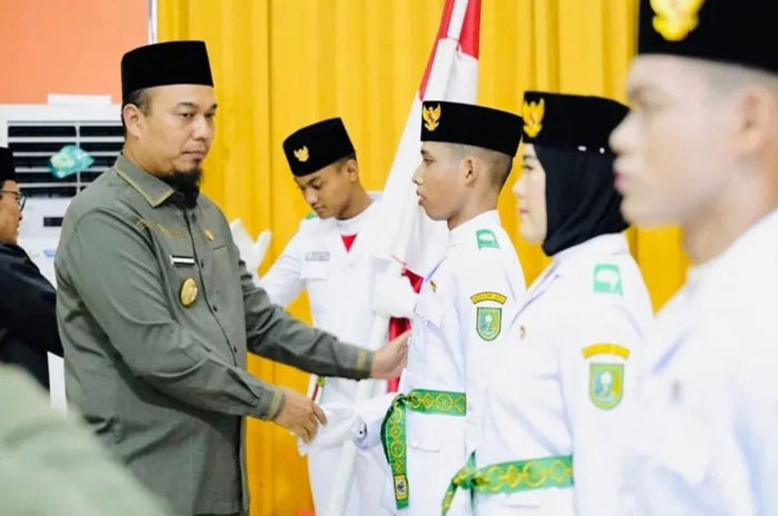 Bupati Inhu, Ade Agus Hartanto S.Sos MSI memberikan ucapan selamat kepada anggota paskibraka, Jumat (15/8/2025)