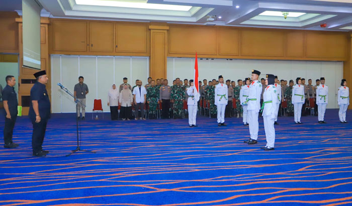 Bupati Rohul Anton ST MM mengukuhkan 25 Anggota Paskibraka Rohul di convention Hall Islamic Center Pasirpengaraian, Kamis (14/8/2025) malam.