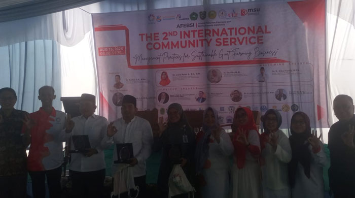 Wakil Rektor IBT Pelita Indonesia Teddy Chandrs, Dekan FE Layla Hafni, Ketua DPN ADFEBSI Ahmad Rozi, Kadis Peternakan Daslina, Ketua Yayasan Pesantren Al-Faruqi, Umar Faruq, dan  lainnya foto bersama