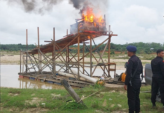 Polres Kuansing dan Brimob Polda Riau musnahkan 13 rakit PETI Di Desa Rawang Oguang Kecamatan Kuantan Hilir Seberang, Jumat (15/8/2025).