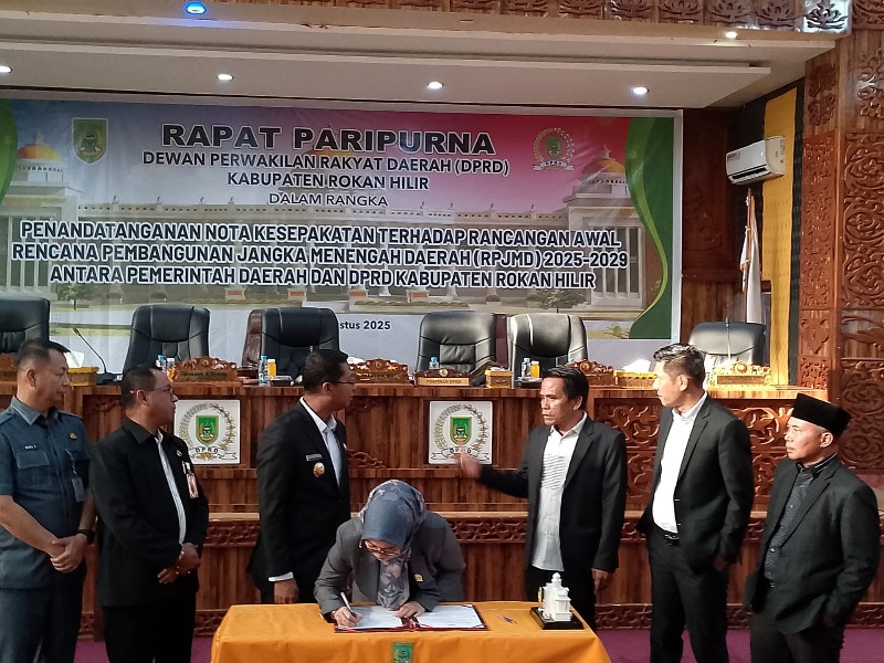 Ketua DPRD Rohil Ilhammi menandatangani nota kesepakatan RPJMD Rohil 2025-2029 pada paripurna di Bagansiapiapi.