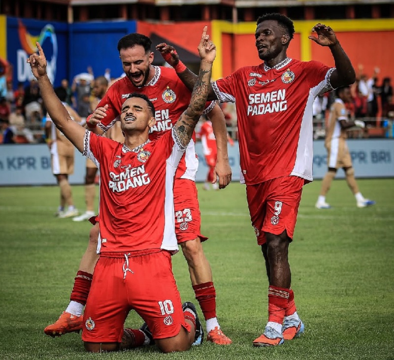Bruno Gomes melakukan selebrasI bersama rekannya usai mencetak gol kedua Semen Padang FC ke gawang Dewa United dalam laga Super League di Stadion H Agus Salim, Padang, Jumat (15/8/2025).