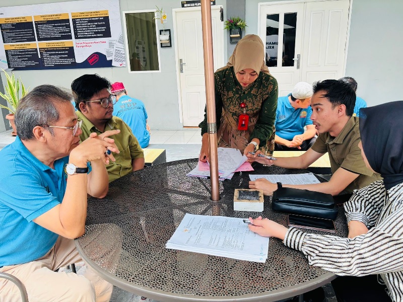 Syahril Abu Bakar (baju biru) saat proses eksekusi ke Rutan Pekanbaru pada Jumat (15/8/2025).