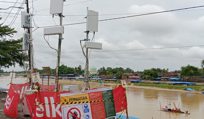 Pemasangan penambahan daya internet di Tepian Narosa Teluk Kuantan oleh Telkomsel selama pacu jalur, Jumat (15/8/2025).