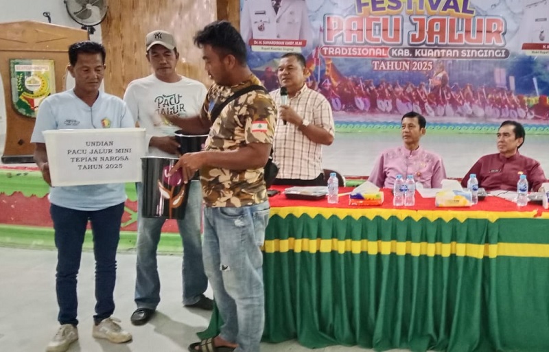 Perwakilan jalur mini melakukan pengambilan undian jalur saat technical meeting dan pencabutan undian pacu jalur, Jumat (15/8/2025) di Gedung Narosa Telukkuantan.