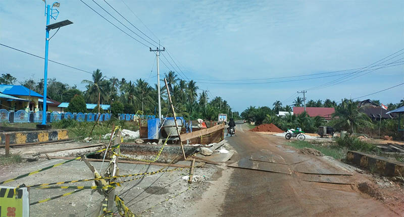 Jalan poros Bukitbatu -Dumai tepatnya di Dusun Parit Rodi Desa Bukitbatu sampai saat ini belum menunjukkan progres berbaikan yang siginifikan, Jumat (15/8/2025).