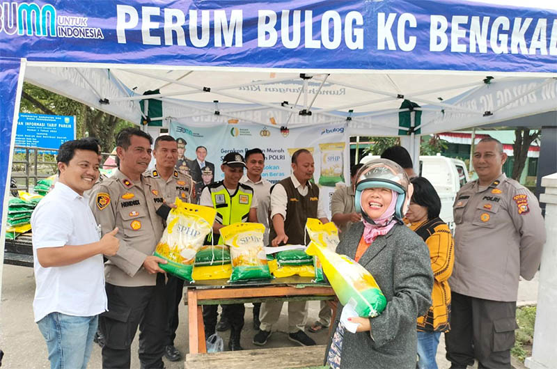 Pimpinan Bulog Bengkalis Zairi Yuriadi (ujung kiri) foto bersama Kapolsek Tualang Kompol Hendrix dan warga di Perawang, Kecamatan Tualang, Siak.