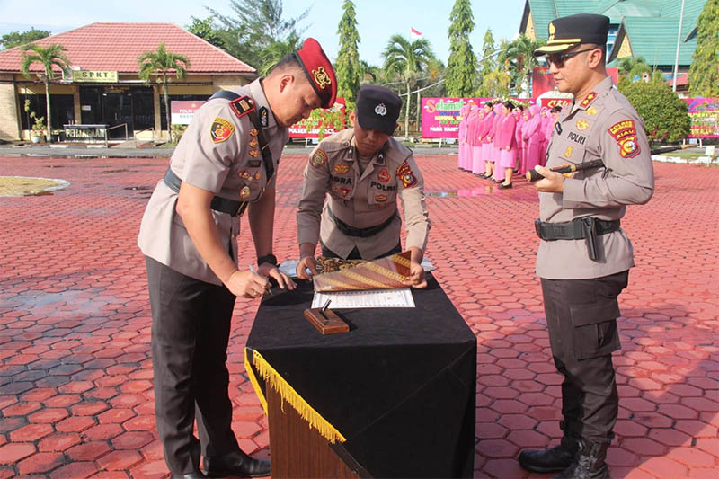 Kapolres Bengkalis AKBP Budi Setiawan menyaksikan penandatangan berita acara pelantikan pejabat baru Polres Bengkalis, Jumat (15/8/2025).