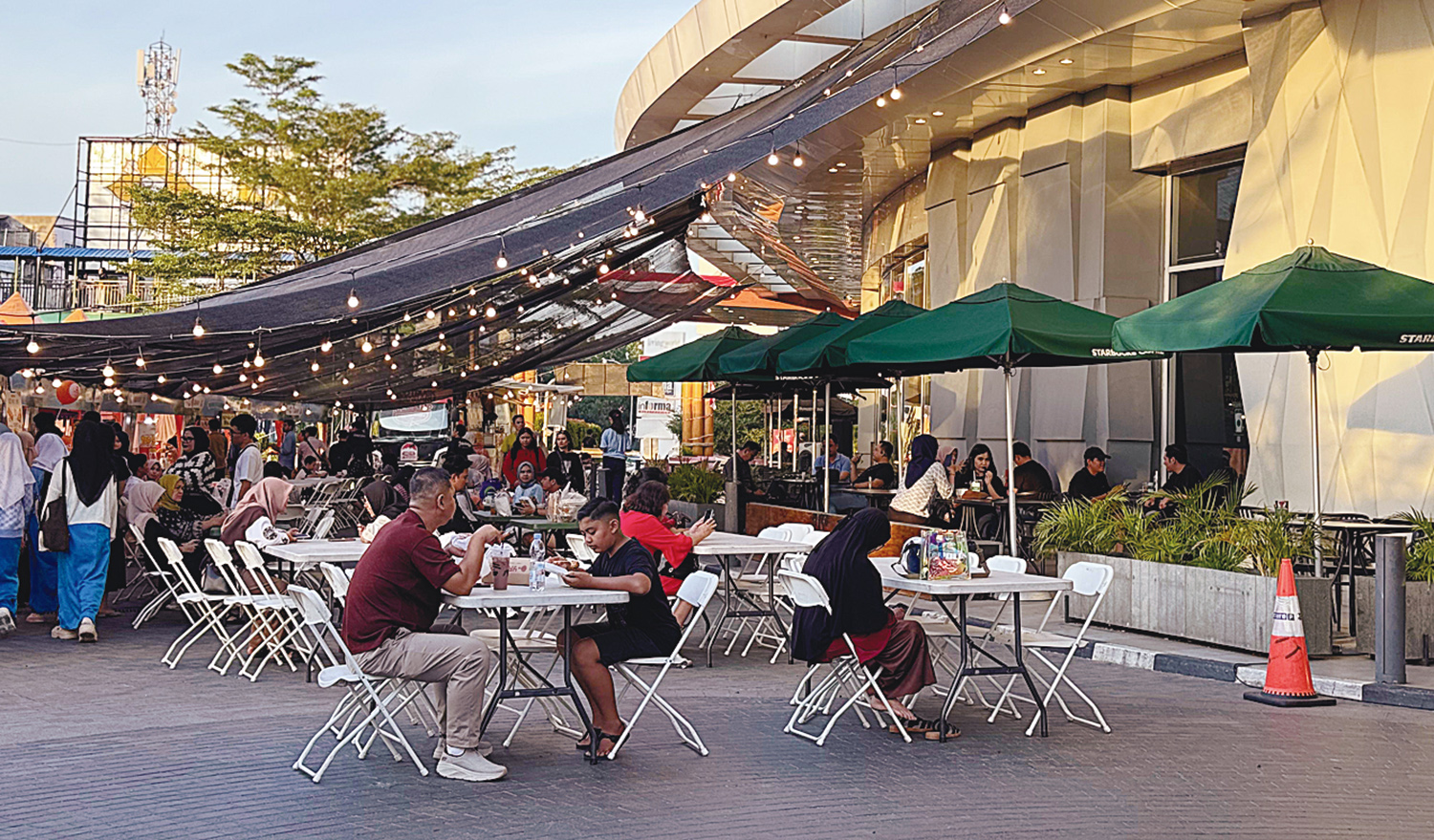 Suasana sore di Festival Kuliner Merdeka di Living World Pekanbaru yang digelar spesial untuk menyemarakkan Hari Kemerdekaan Indonesia yang ke-80, Jumat (15/8/2025).