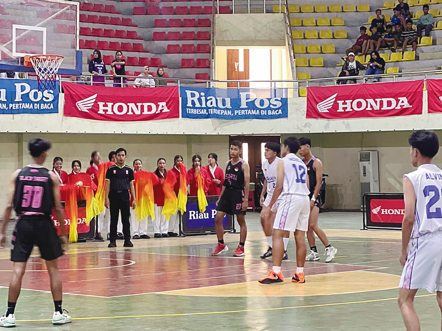 SMAN 1 Tualang (jersey putih) berhadapan dengan SMAN 1 Lubuk Dalam (jersey hitam) dalam Riau Pos Honda Student Basketball League (HSBL) 2025 seri VI Perawang berlangsung di GOR Tualang, Jumat (15/8/2025).